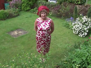 Mature granny Rosemary strips in sight and plays with a dildo